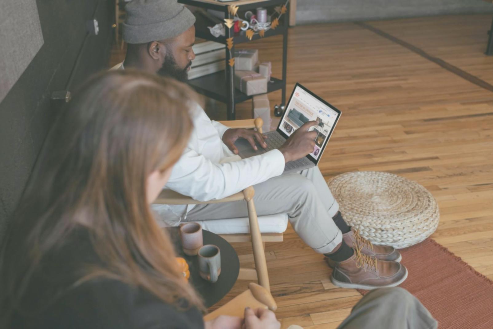 Moderne Fintech-Arbeitsplätze mit digitalen Tools